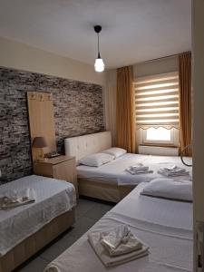 埃迪爾內的住宿－YİRMİ İKİ，一间卧室设有两张床和砖墙