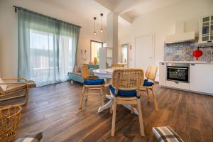 kuchnia i salon ze stołem i krzesłami w obiekcie Villa Nisa apartment w mieście Fontane Bianche
