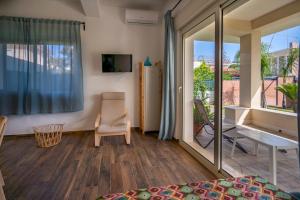 Pokój z łóżkiem, biurkiem i oknem w obiekcie Villa Nisa apartment w mieście Fontane Bianche