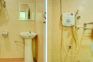 - deux photos d'une salle de bains avec un lavabo et une douche dans l'établissement OYO 90440 Good View Inn, à Sri Aman