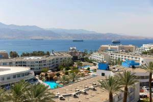 een uitzicht op een resort met de oceaan op de achtergrond bij Adi Hotel in Eilat