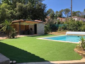 Bazén v ubytování Villa 3 chambres avec piscine privée nebo v jeho okolí