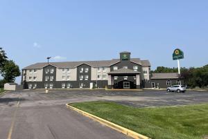 a large building with a car parked in a parking lot at La Quinta Inn by Wyndham Peru Starved Rock State Park in Peru