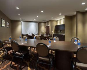 ドゥ・ボイスにあるComfort Suites DuBoisのカンファレンスルーム(テーブル、椅子、ボトル入り飲料水付)