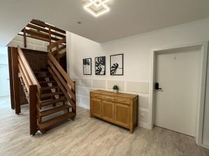 ein Wohnzimmer mit einer Treppe und einer Treppe in der Unterkunft MEINpartments Wolfsburg in Wolfsburg