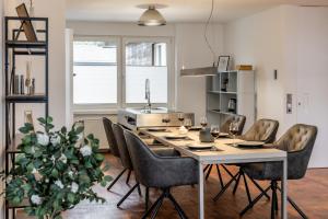 een keuken en eetkamer met een tafel en stoelen bij Luxus Loft I Wi-Fi I Gasgrill I Feldmarksee I 3 Schlafzimmer in Sassenberg