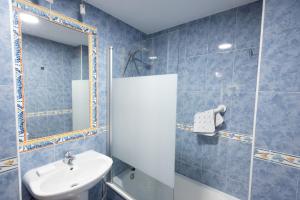 a bathroom with a sink and a mirror at UNA HABITACIÓN PLAYA GRANDE MIÑO in Miño