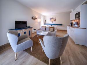 a living room with two chairs and a couch at Dorint Seehotel Binz-Therme in Binz