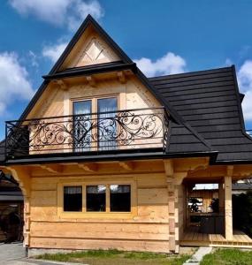 domek z bali i balkonem. w obiekcie Gościniec u Bobaków w Zębie