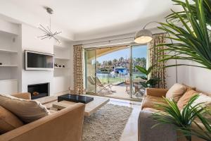 Prostor za sedenje u objektu Waterside Apartment in Sotogrande Marina with Private Pool