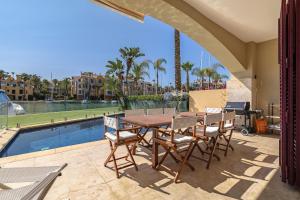 Bazén v ubytování Waterside Apartment in Sotogrande Marina with Private Pool nebo v jeho okolí