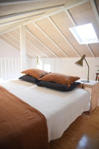 een slaapkamer met een bed, een lamp en een raam bij Vumba Agroturismo in Arganil