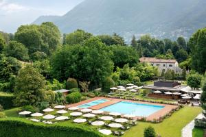 een luchtzicht op een resort met een zwembad en parasols bij Sheraton Lake Como Hotel in Como