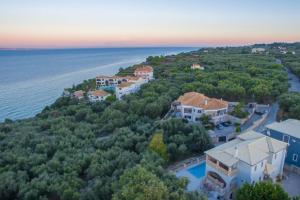 een luchtzicht op een huis en de oceaan bij Villa Daphne in Tsilivi