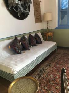 邁伊斯蒂的住宿－Kastellorizo- Casa Piero，客房内的沙发上配有枕头