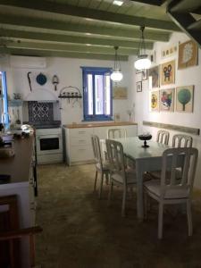 邁伊斯蒂的住宿－Kastellorizo- Casa Piero，一间厨房,里面配有桌椅
