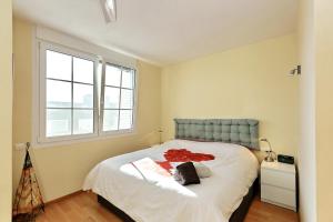1 dormitorio con cama y ventana en An excellent double room close to the UDG University en Girona