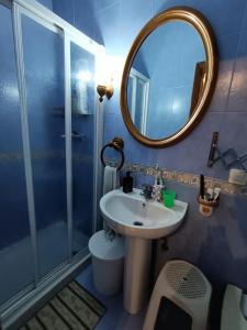 La salle de bains est pourvue d'un lavabo, d'une douche et d'un miroir. dans l'établissement Stunning Villa in Aguadulce, Almería Private Pool 400 sqm area 800m Beach, à Aguadulce