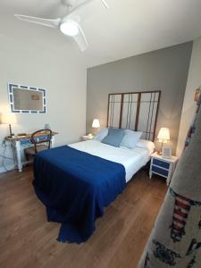 - une chambre avec un grand lit et une couverture bleue dans l'établissement Stunning Villa in Aguadulce, Almería Private Pool 400 sqm area 800m Beach, à Aguadulce