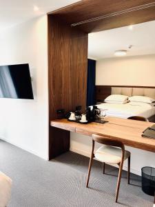 Boutique Hotel Mirjam的电视和/或娱乐中心