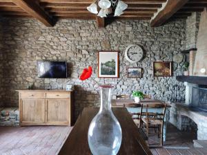 un jarrón de cristal sentado en una mesa en una habitación en Torre di Celle, en Monte Santa Maria Tiberina