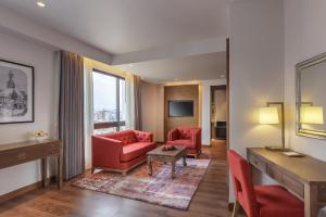 Dusit Princess Kathmandu的电视和/或娱乐中心