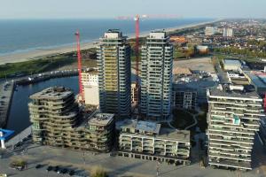 een luchtzicht op een stad met hoge gebouwen bij Stijlvol appartement in trendy wijk Oostende in Oostende