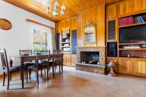 jadalnia ze stołem i kominkiem w obiekcie Villa Anel w mieście Spetses