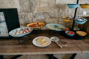 een tafel met drie borden eten erop bij Mas Gallau in Cambrils