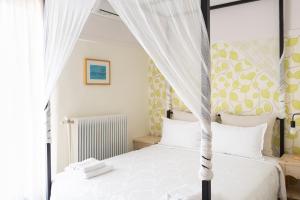 sypialnia z 2 łóżkami i łóżkiem z baldachimem w obiekcie Germany w mieście Olympiada