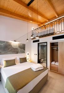 - une chambre avec un grand lit et une mezzanine dans l'établissement Solvio Boutique Hotel & Spa, à Leucade