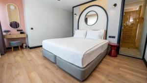 ein Schlafzimmer mit einem großen Bett und einem Spiegel in der Unterkunft Just Inn City 