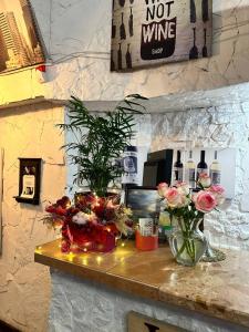 un bancone con fiori e un vaso di rose sopra di WINE & ROSE BOUTIQUE HOTEL a Charkiv
