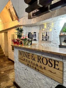 ハルキウにあるWINE & ROSE BOUTIQUE HOTELのワイン&ローストカウンター(ワイン&ローストの看板付)