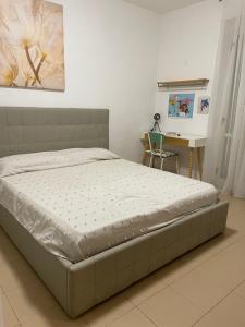 Ce lit se trouve dans un dortoir doté d'un bureau et d'un lit sidx sidx. dans l'établissement Appartamento vista mare, à Copanello