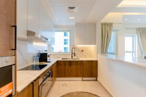 Kuchyň nebo kuchyňský kout v ubytování LUXFolio Retreats - Spacious Upgraded Marina Unit