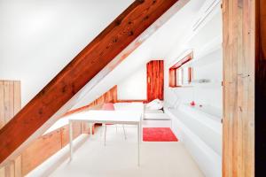 una sala da pranzo con tavolo bianco e soffitti in legno di Happy Apartment a Brno