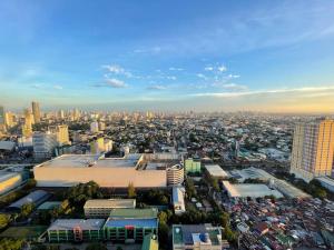 eine Luftansicht einer Stadt mit Gebäuden und Autos in der Unterkunft 1BR with Balcony @ SMDC North Edsa Grass Residence Quezon City w/ Netflix & Disney + in Manila
