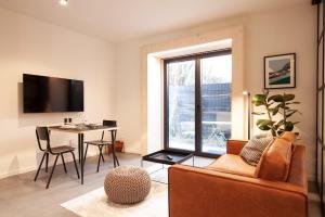 un soggiorno con divano e tavolo di Mono Design Apartments a Stoccarda