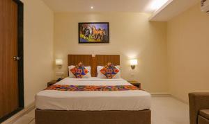 1 dormitorio con 1 cama grande en una habitación en FabHotel Royal Mumbai International Airport en Bombay