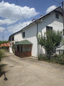 uma casa branca com um telhado verde em House Stefanovic 