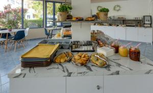 Hotel Coral Matala في ماتالا: مطبخ مع كونتر عليه طعام +35 صورة