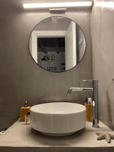 Ένα μπάνιο στο Eros Home Serifos