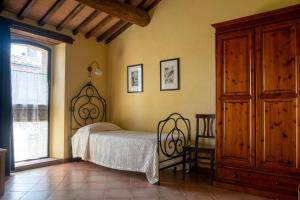 1 dormitorio con cama y ventana en Agriturismo Colli di Travale, en Montieri