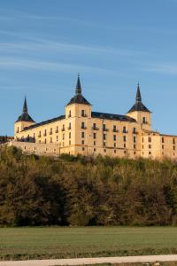 een groot gebouw bovenop een heuvel bij Parador de Lerma in Lerma