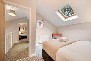 een slaapkamer met een bed en een dakraam bij Host & Stay - The Georgian Coach House 2 in Liverpool
