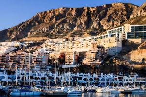 un groupe de bateaux amarrés devant une montagne dans l'établissement Stunning Villa in Aguadulce, Almería Private Pool 400 sqm area 800m Beach, à Aguadulce