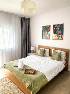 um quarto com uma cama grande e uma bandeja em Casa Nis - Apartament 2 dormitoare in Sibiu em Turnişor