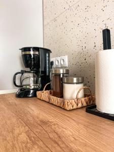 ein Tablett mit Töpfen und Pfannen auf einer Theke in der Unterkunft Casa Nis - Apartament 2 dormitoare in Sibiu in Turnişor