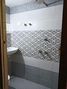W łazience znajduje się umywalka i prysznic. w obiekcie Peace and love stay w mieście Alappuzha